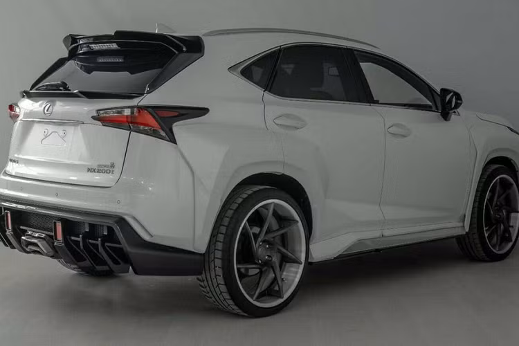Đằng sau, Lexus NX độ khủng này được trang bị viền cụm đèn hậu mới. Trong khi đó, bộ khuếch tán gió được thiết kế thẳng đứng hơn.