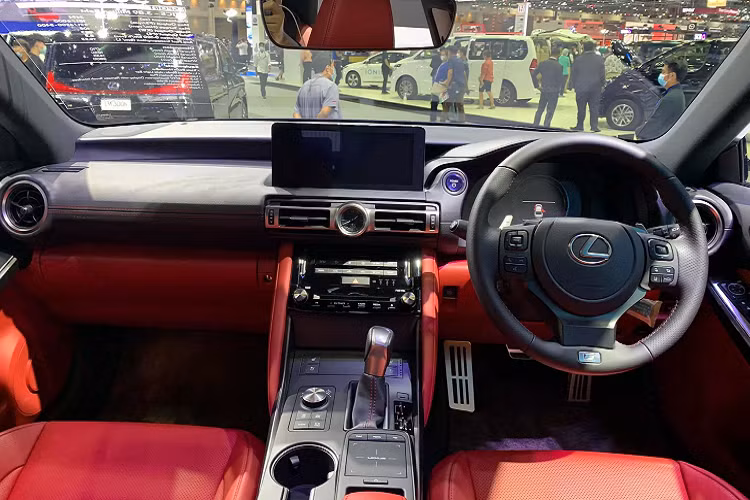 Sức mạnh được truyền xuống cầu sau (RWD) thông qua hộp số tự động e-CVT. Nhờ đó, xe có khả năng tăng tốc 0-100 km/ h trong 8,5 giây, trước khi đạt tốc độ tối đa 200km/h. Tại Thái Lan, Lexus IS 2021 được bảo hành 4 năm (không giới hạn km). Trong khi bộ Pin của hệ truyền động hybrid được bảo hành 10 năm (không giới hạn số km).