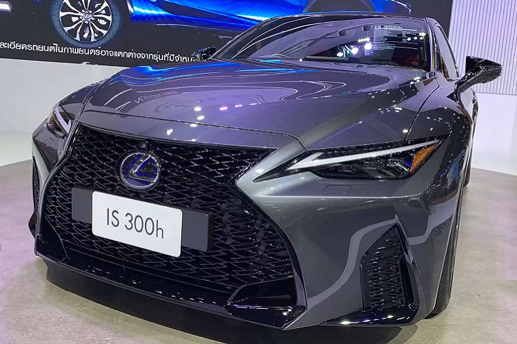 Hiện tại, giá xe Lexus IS 2021 chính hãng tại Thái Lan được bán ra lần lượt cho cả 3 phiên bản gồm: IS 300h Luxury (Tiêu chuẩn): 2,69 triệu bath (2,073 tỷ đồng); IS 300h High (Cao cấp): 3,37 triệu bath (2,597 tỷ đồng); IS 300h F-Sport (Hybrid): 3,89 triệu bath (2,99 tỷ đồng)