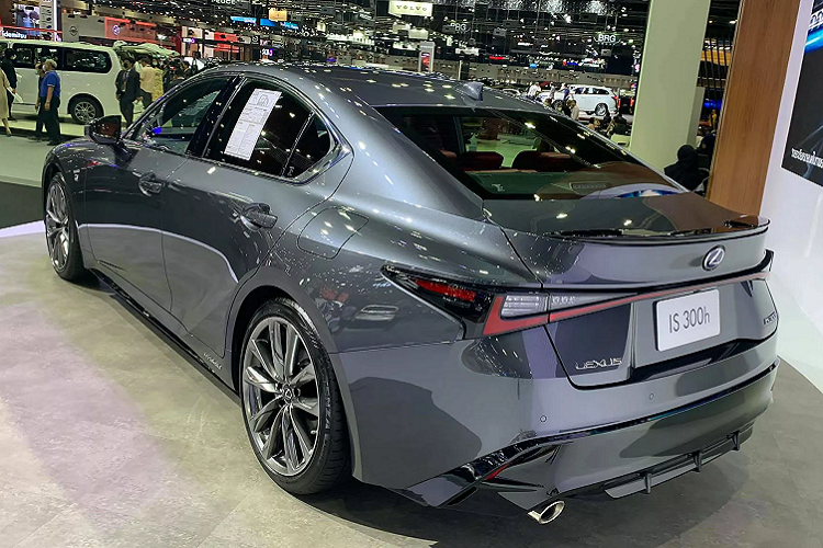 Ngoài ra, Lexus IS sẽ trở thành dòng xe sang phù hợp với người trẻ đang cần một chiếc thể thao và cá tính hơn so với dòng Lexus ES.