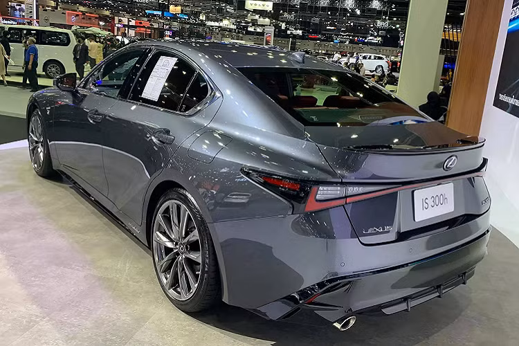 Ngoài ra, Lexus IS sẽ trở thành dòng xe sang phù hợp với người trẻ đang cần một chiếc thể thao và cá tính hơn so với dòng Lexus ES.