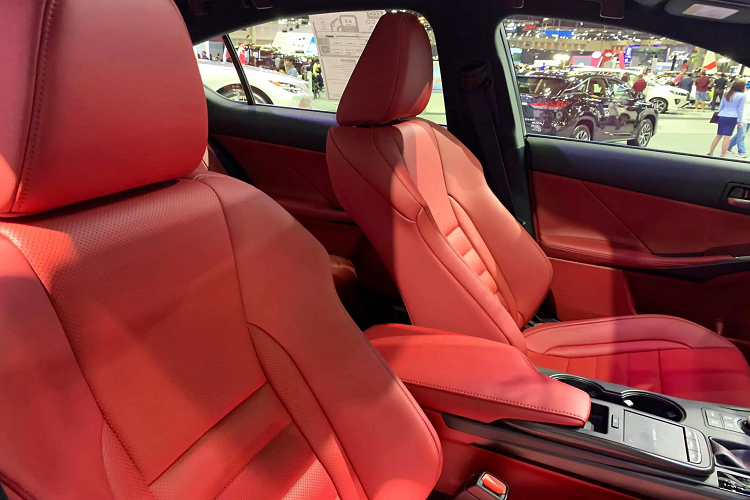 Nội thất Lexus IS thế hệ mới được trang bị Màn hình trung tâm EMV Electro Multi-Vision 10,3 inch có hỗ trợ kết nối Apple CarPlay và Android Auto, sử dụng với bàn di chuột, vô lăng thể thao tích hợp lẫy chuyển số, phanh tay điện tử, dàn loa Premium Sound 10 loa, rèm che nắng phía sau. Xe đi kèm với Camera quan sát toàn cảnh 360 độ, cảnh báo áp suất lốp (TPMS), đèn phanh khẩn cấp, 10 túi khí...