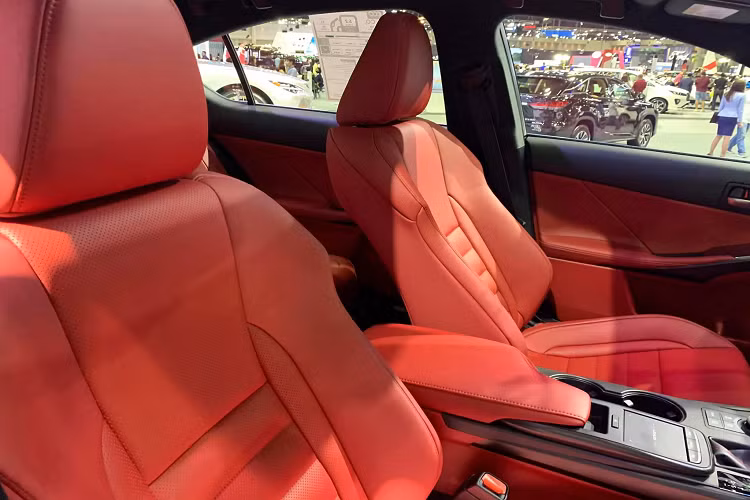 Nội thất Lexus IS thế hệ mới được trang bị Màn hình trung tâm EMV Electro Multi-Vision 10,3 inch có hỗ trợ kết nối Apple CarPlay và Android Auto, sử dụng với bàn di chuột, vô lăng thể thao tích hợp lẫy chuyển số, phanh tay điện tử, dàn loa Premium Sound 10 loa, rèm che nắng phía sau. Xe đi kèm với Camera quan sát toàn cảnh 360 độ, cảnh báo áp suất lốp (TPMS), đèn phanh khẩn cấp, 10 túi khí...