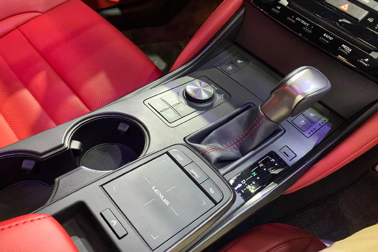 Trong tương lai gần, sau khi Lexus IS 2021 về Việt Nam chắc chắn sẽ có giá bán không dưới 2,5 tỷ đồng. Có thể dự đoán, Lexus IS 2021 tại Việt Nam sẽ không cạnh tranh về doanh số với Mercedes-Benz C-Class, khi dòng xe này có lợi thế về giá bán vì lắp ráp trong nước.