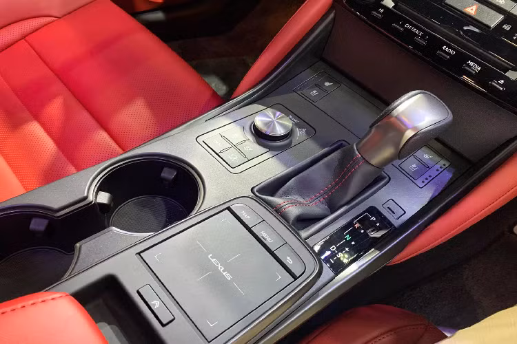 Trong tương lai gần, sau khi Lexus IS 2021 về Việt Nam chắc chắn sẽ có giá bán không dưới 2,5 tỷ đồng. Có thể dự đoán, Lexus IS 2021 tại Việt Nam sẽ không cạnh tranh về doanh số với Mercedes-Benz C-Class, khi dòng xe này có lợi thế về giá bán vì lắp ráp trong nước.