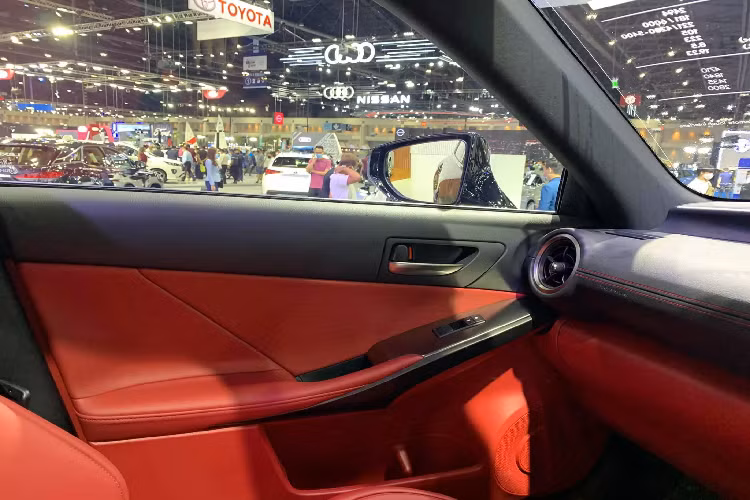 Lexus IS chắc chắn sẽ trở thành lựa chọn khác biệt hơn so với bộ ba xe đức C-Class/A4/3Series.