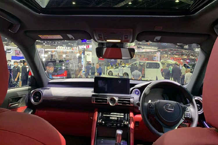 Thông tin Lexus IS 2021 về Việt Nam đã được hé lộ từ tháng 8 năm nay. Được biết, Lexus IS 2021 tại Việt Nam sẽ được phân phối tổng cộng 3 phiên bản: IS 300 Standard (Tiêu chuẩn), IS 300 High (Cao cấp) và IS 300h (Hybrid).