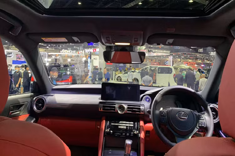 Thông tin Lexus IS 2021 về Việt Nam đã được hé lộ từ tháng 8 năm nay. Được biết, Lexus IS 2021 tại Việt Nam sẽ được phân phối tổng cộng 3 phiên bản: IS 300 Standard (Tiêu chuẩn), IS 300 High (Cao cấp) và IS 300h (Hybrid).