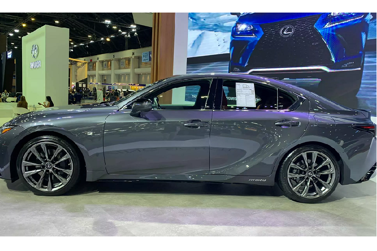 Cả 3 phiên bản Lexus IS 2021 mới tại Thái Lan đều sử dụng chung một động cơ 4cyl thẳng hàng, dung tích 2.5L (2.494cc), hút khí tự nhiên (N/A), Dual VVT-i, mã động cơ 2AR-FXE, cho công suất tối đa 181 mã lực tại 6.000 vòng/phút.