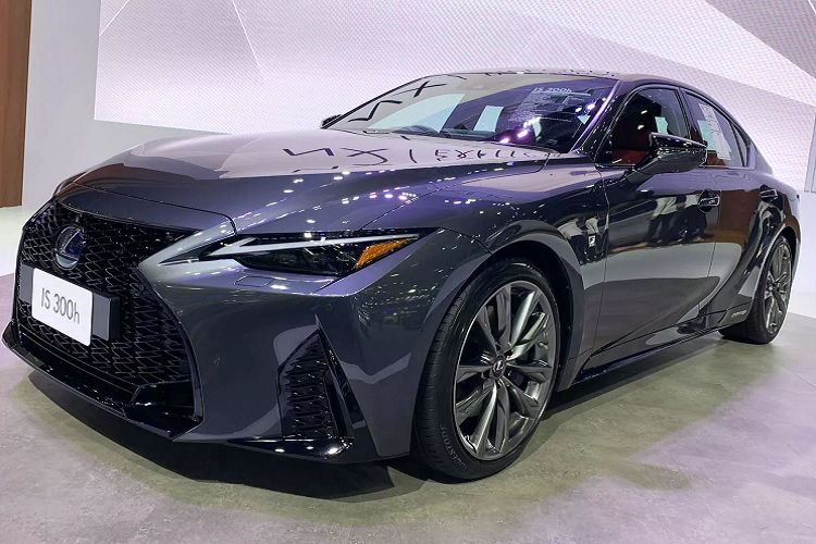 Mẫu xe sang Lexus IS của thương hiệu Nhật Bản được định vị dưới hai dòng sedan ES và GS (đã bị khai tử). Để tăng sức cạnh tranh hơn với các đối thủ lâu đời đến từ Đức như BMW 3 Series, Mercedes-Benz C-class hay Audi A4. Lexus đã giới thiệu thế hệ thứ 3 hoàn toàn mới cho dòng IS với thiết kế “lột xác” đột phá hơn rất nhiều so với thế hệ cũ.