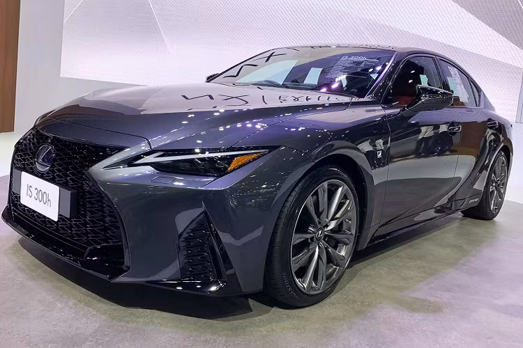 Mẫu xe sang Lexus IS của thương hiệu Nhật Bản được định vị dưới hai dòng sedan ES và GS (đã bị khai tử). Để tăng sức cạnh tranh hơn với các đối thủ lâu đời đến từ Đức như BMW 3 Series, Mercedes-Benz C-class hay Audi A4. Lexus đã giới thiệu thế hệ thứ 3 hoàn toàn mới cho dòng IS với thiết kế “lột xác” đột phá hơn rất nhiều so với thế hệ cũ.