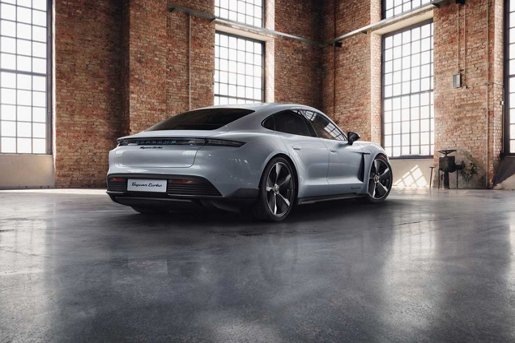 Về cơ bản, những gì nguyên bản trên Taycan đã vô cùng đẹp mắt tuy nhiên, 1 nhóm phát triển dự án đặc biệt đến từ vùng Zuffenhausen còn mang đến cho chiếc xe một diện mạo đặc biệt hơn nữa nhờ 3 phiên bản khác nhau của gói Sport Design, trong màu đen bóng hoặc carbon.