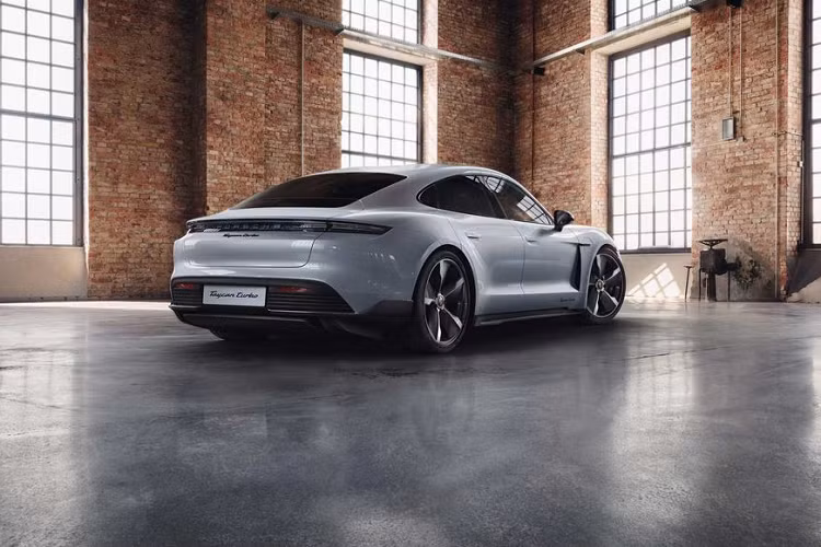 Về cơ bản, những gì nguyên bản trên Taycan đã vô cùng đẹp mắt tuy nhiên, 1 nhóm phát triển dự án đặc biệt đến từ vùng Zuffenhausen còn mang đến cho chiếc xe một diện mạo đặc biệt hơn nữa nhờ 3 phiên bản khác nhau của gói Sport Design, trong màu đen bóng hoặc carbon.