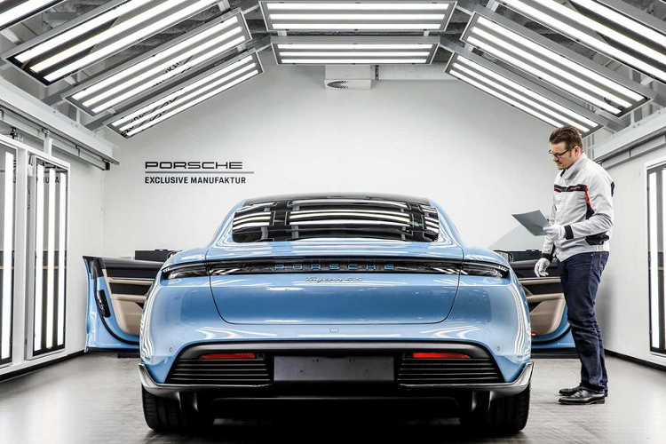 Trong quá khứ, bộ phần này đã “trình làng” nhiều gói trang bị đặc biệt hay các tùy chọn cá nhân hóa cho các mẫu xe như Panamera Turbo, Macan, 911 Cabriolet, và nhiều các sản phẩm khác. Tuy nhiên, sự bổ sung đáng chú ý gần đây nhất trong đội hình của Porsche chính là mẫu xe chạy điện 100% đầu tiên của họ - Taycan.