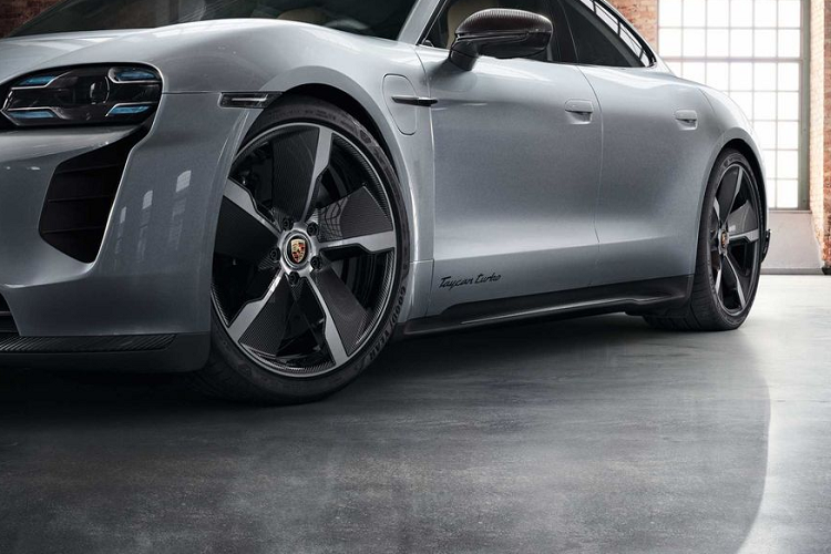 Tìm hiểu chi tiết, một tùy chọn khác từ Porsche Exclusive Manufaktur cho Taycan chính là cặp đèn pha LED ma trận với công nghệ Dynamic Light System Plus, mang tới đồ họa 3D cho người dùng.