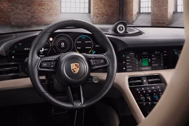 Ngoài ra, vẻ đẹp thể thao của chiếc sedan thân thiện với môi trường này còn đến từ bộ mâm xe Thiết kế Độc quyền kích thước 21-inch từ chất liệu carbon rèn với các chấu được thiết kế tối ưu hóa hiệu năng khí động học. Quan trọng hơn, chỉ số trọng lượng trên bánh xe giờ đây đã giảm hơn 3,2 kg so với các bánh xe tiêu chuẩn trên Taycan.