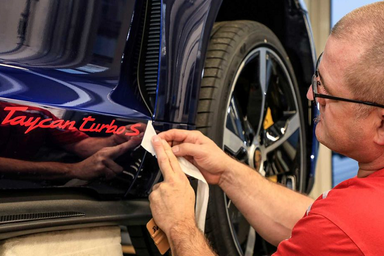 Bên trong khoang cabin, chiếc EV sẽ sở hữu 1 tùy chọn nội thất Carbon, mang tới sự thay đổi từ nhiều đường viền carbon mờ với thiết kế mới, nhiều lựa chọn màu sắc tương phản cho tổng thể nội thất và cuối cùng là dây đai an toàn sẽ xuất hiện trong 8 màu sắc nổi bật khác nhau.