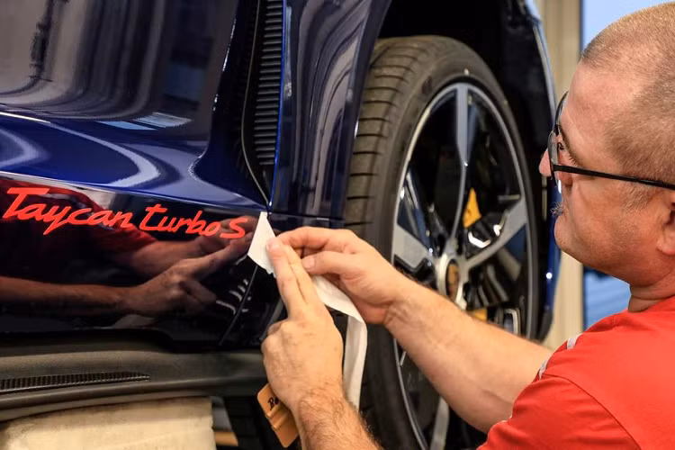 Bên trong khoang cabin, chiếc EV sẽ sở hữu 1 tùy chọn nội thất Carbon, mang tới sự thay đổi từ nhiều đường viền carbon mờ với thiết kế mới, nhiều lựa chọn màu sắc tương phản cho tổng thể nội thất và cuối cùng là dây đai an toàn sẽ xuất hiện trong 8 màu sắc nổi bật khác nhau.