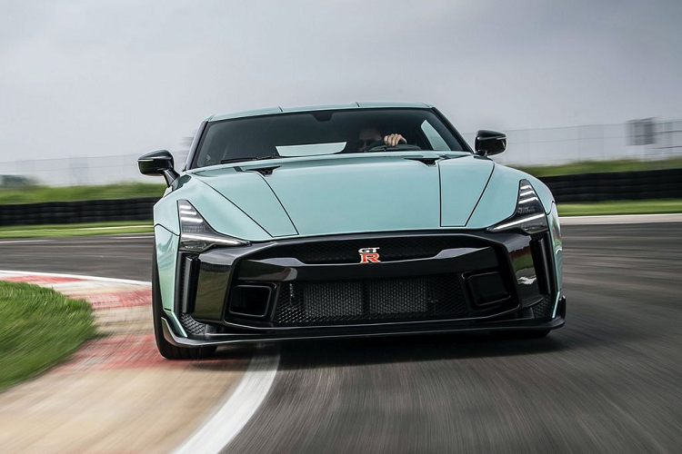 Không chỉ đơn thuần là một phiên bản mới, mẫu xe thể thao Nissan GT-R R35 Final Edition còn mang ý nghĩa đánh dấu 15 năm có mặt trên thị trường và đồng thời cũng là một trong 2 mẫu xe thể thao lâu đời nhất của Nissan, bên cạnh chiếc 370Z.