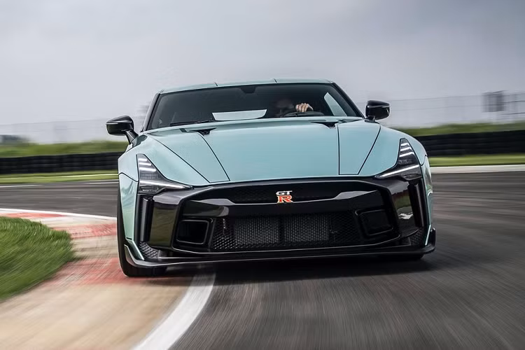 Không chỉ đơn thuần là một phiên bản mới, mẫu xe thể thao Nissan GT-R R35 Final Edition còn mang ý nghĩa đánh dấu 15 năm có mặt trên thị trường và đồng thời cũng là một trong 2 mẫu xe thể thao lâu đời nhất của Nissan, bên cạnh chiếc 370Z.