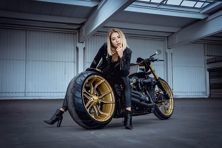 Nói về các chi tiết độ, Thunderbike đã mang đến cho chiếc GP S Le Mans hơn 20 chi tiết độ khác nhau, từ bảng số độ cho đến bộ kit Stage IV độ động cơ và ống xả tăng công suất.