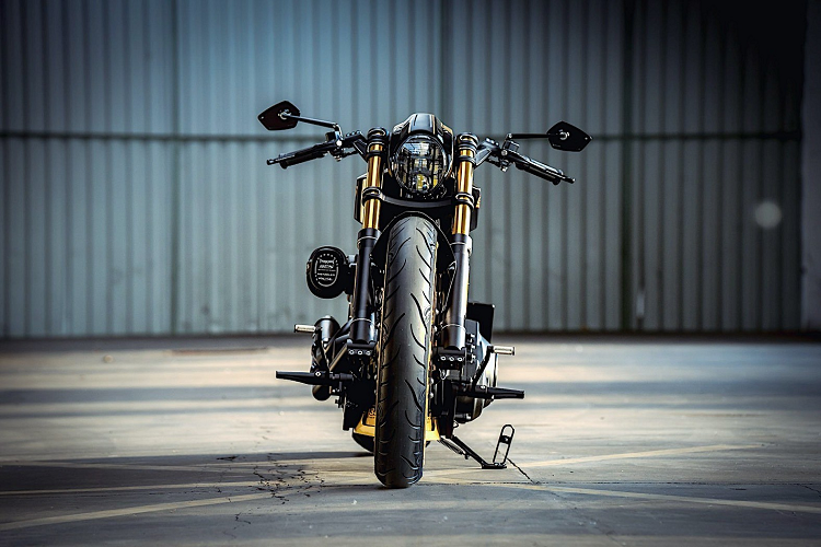 Tuy nhiên, đáng kể đến nhất của xe phải là nước sơn bóng phối cùng với màu vàng nhám cực bắt mắt. Được biết, màu áo của xe do Kruse Design phụ trách thực hiện với tiêu chí nhấn mạnh vẻ thể thao của xe.