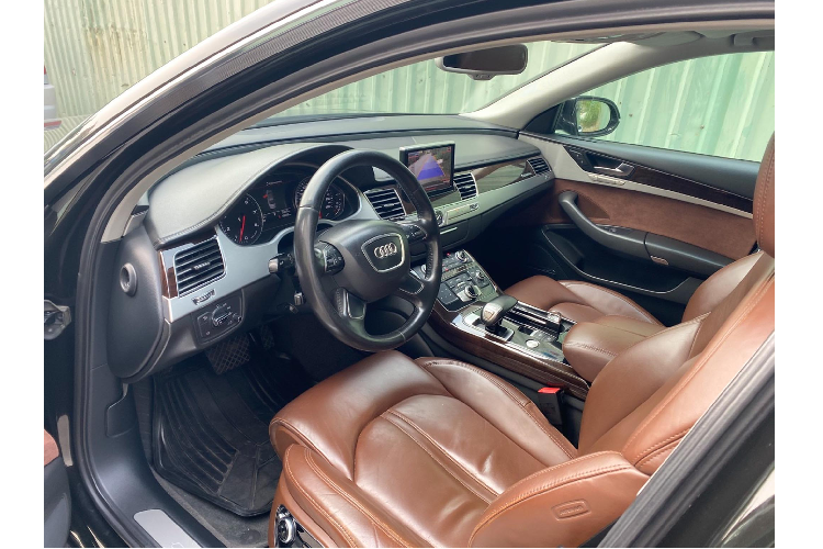 Chiều dài cơ sở lớn cho phép hàng ghế ông chủ có khoảng để chân rộng rãi. Dòng sedan “flagship” hàng đầu của Audi được trang bị rất nhiều trang bị tiện nghi sang trọng như: nội thất bọc da Valcona cao cấp màu nâu, ốp gỗ óc chó trang trí, nội thất hoàn thiện ở mức độ tinh xảo cao.