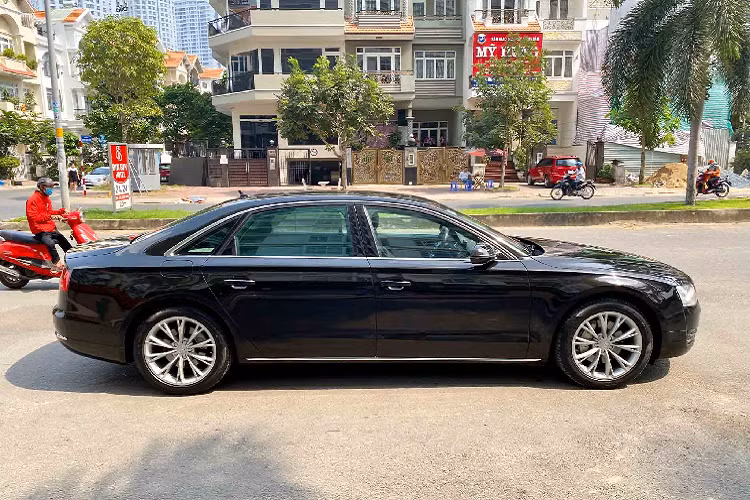 Sức mạnh được truyền xuống bốn bánh toàn thời gian (AWD; Quattro) thông qua hộp số tự động 8 cấp (Tiptronic). Nhờ đó, xe có thể tăng tốc từ 0 – 100 km/h chỉ trong 5,5 giây trước khi đạt tốc độ tối đa 250 km/h. Audi A8L sử dụng hệ thống treo khí nén, qua đó người lái có thể tự chủ động thay đổi khoảng sáng gầm xe để thích hợp với điều kiện vận hành.