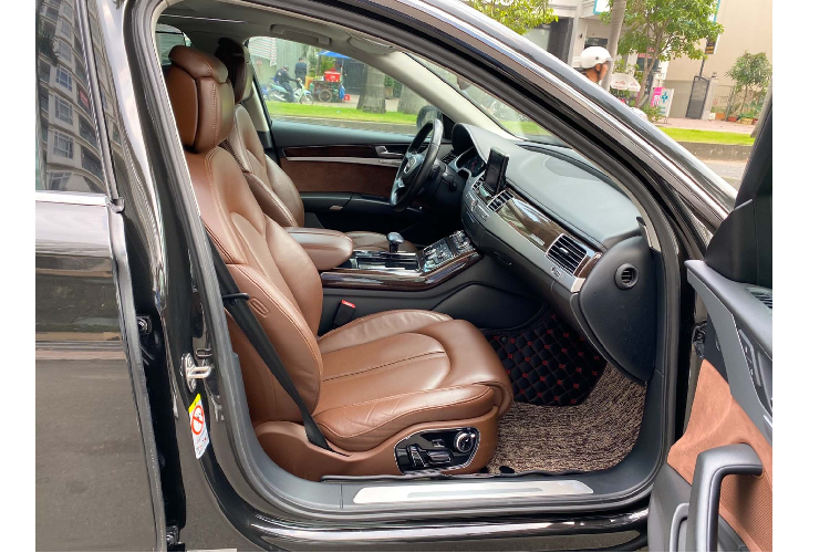 Đặc biệt, hàng ghế ông chủ phía sau được trang bị bệ tỳ tay trung tâm, bàn làm việc và giá đỡ chân, cả 04 ghế đều trang bị chức năng massage/sưởi/điều khiển điện, đi kèm với rèm che nắng điều khiển điện cho cửa sổ bên và cửa sổ sau. Audi A8L sử dụng hệ thống điều hòa tự động 4 vùng độc lập riêng biệt cho từng vị trí ngồi, đèn trang trí nội thất, tủ lạnh để đồ uống và 2 sổ trời riêng biệt,…