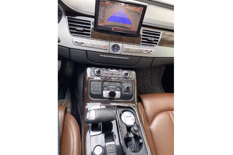 Audi A8L thế hệ thứ 3 là đối thủ cạnh tranh trực tiếp với Mercedes-Benz S-Class (W221) và BMW 7-Series (F0x). Trên thị trường hiện nay, người mua hoàn toàn có thể dễ dàng sở hữu “hai đồng hương” của Audi A8 với số tiền trên dưới 1 tỷ đồng (tùy phiên bản và tình trạng của xe).