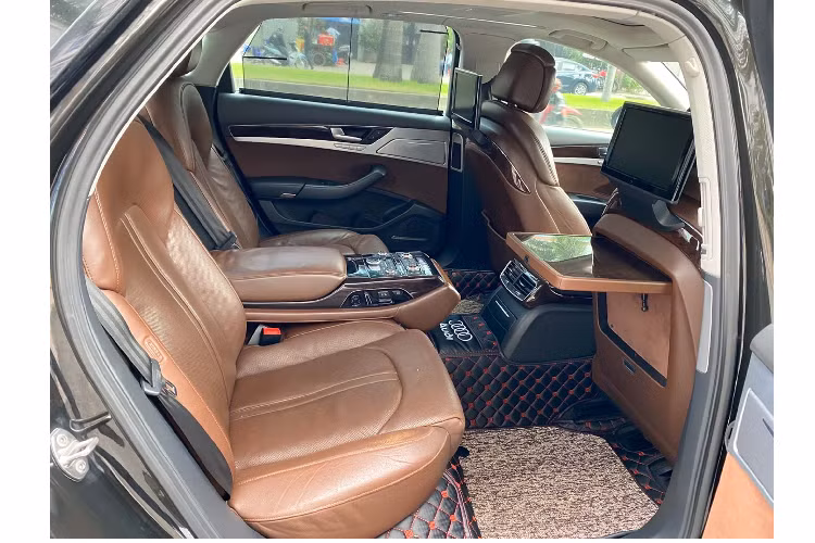 Là dòng sedan full-size hạng sang cỡ lớn, Audi A8L 2011 sở hữu kích thước (DxRxC): 5.267 x 1.949 x 1.471mm đi cùng với chiều dài cơ sở 3.122mm (+ 130mm so với A8 tiêu chuẩn).