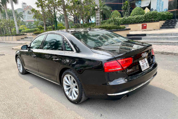 Bên dưới nắp ca-pô của Audi A8L đời 2011 là khối động cơ xăng V6 dung tích 3.0L siêu nạp (supercharged) cho công suất tối đa 328 mã lực tại 5.500 – 6.500 vòng/phút và mô-men xoắn cực đại 440Nm từ 2.900 – 5.300 v/p. Đây thực chất là động cơ V6 siêu nạp mới mang hiệu suất cao hơn động cơ V6 3.0L siêu nạp cũ dùng trên A8 (290hp + torque 420Nm).