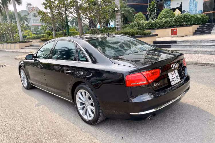 Bên dưới nắp ca-pô của Audi A8L đời 2011 là khối động cơ xăng V6 dung tích 3.0L siêu nạp (supercharged) cho công suất tối đa 328 mã lực tại 5.500 – 6.500 vòng/phút và mô-men xoắn cực đại 440Nm từ 2.900 – 5.300 v/p. Đây thực chất là động cơ V6 siêu nạp mới mang hiệu suất cao hơn động cơ V6 3.0L siêu nạp cũ dùng trên A8 (290hp + torque 420Nm).
