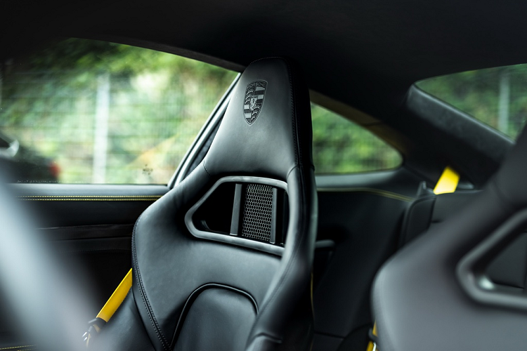 Nội thất được Manhart giữ nguyên với tay lái 3 chấu, cần số điện, ghế ngồi thể thao bọc da, khung chống lật... Vào thời điểm ra mắt, giá xe Porsche 911 Turbo S 2017 nguyên bản khởi điểm từ 188.000 USD. Trong khi đó, gói nâng cấp TR 850 của Manhart không được công bố giá chi tiết, chi phí sẽ thay đổi theo các tùy chọn bổ sung của khách hàng.