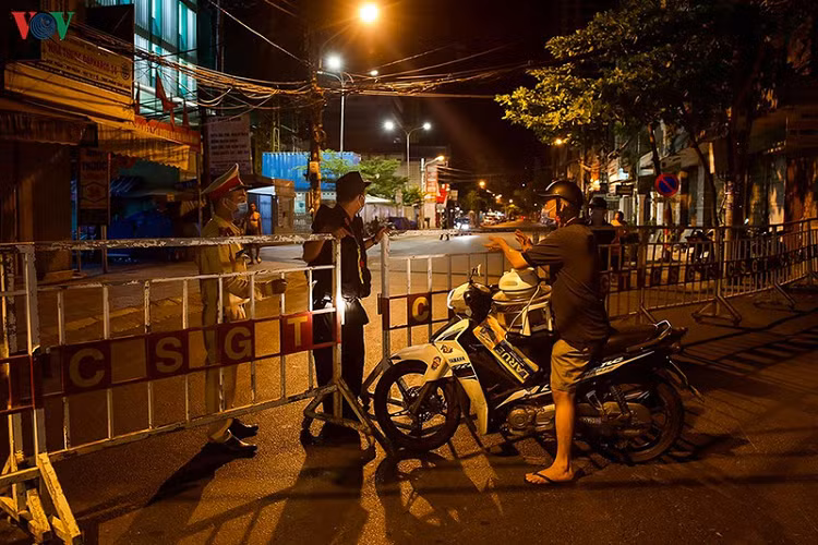 Một thanh niên trình bày lý do qua chốt kiểm tra Ông Ích Khiêm- Đống Đa.