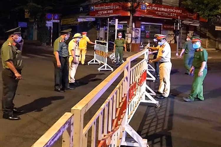 Tuyến đường Quang Trung, Hải Phòng luôn náo nhiệt người ra vào bệnh viện giờ vắng lặng. Ảnh: Chốt kiểm tra Hải Phòng- Nguyễn Thị Minh Khai.