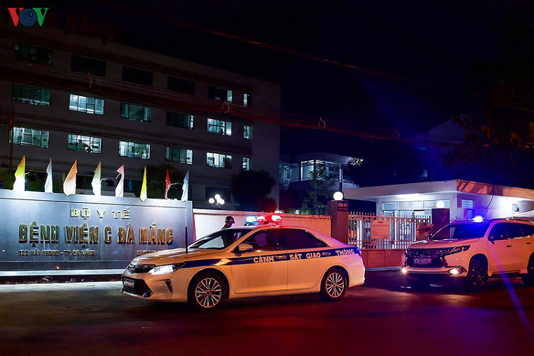 Đà Nẵng thực hiện phong tỏa 3 bệnh viện: Bệnh viện C (Bộ Y tế), Bệnh viện Đà Nẵng, Bệnh viện Chỉnh hình và Phục hồi chức năng Đà Nẵng và phong tỏa khu vực các tuyến đường mặt trước, sau và bên cạnh bệnh viện. Bắt đầu thực hiện từ 0h ngày 28/7 đến khi có thông báo mới. 