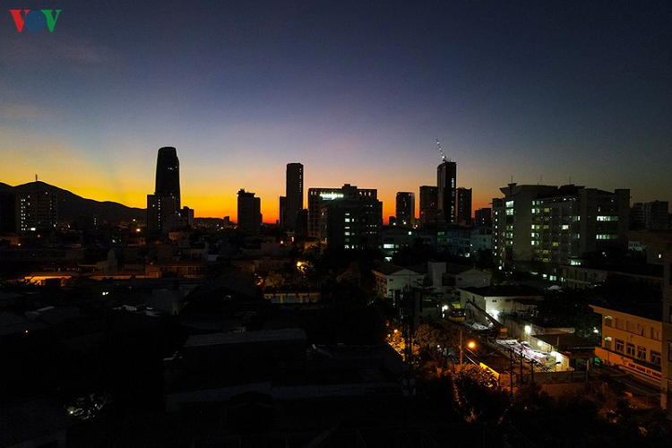 Trên các con phố ở Đà Nẵng vắng người như cách đây 4 tháng khi cách ly xã hội trên toàn quốc.