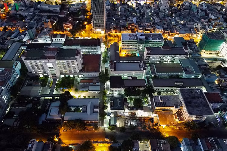 5h sáng ngày 28/7, tại Bệnh viện C Đà Nẵng và Bệnh viện Đà Nẵng vẫn sáng đèn. 