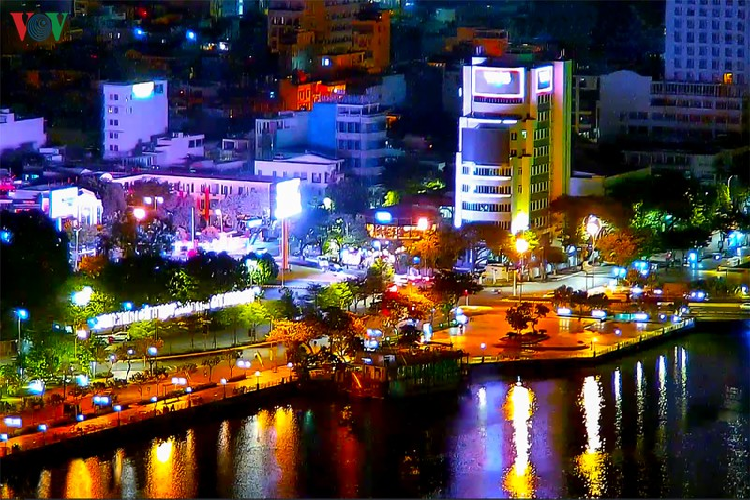 Chuyển sang ngày mới, thành phố Đà Nẵng vẫn lung linh bên bờ sông Hàn thơ mộng. Ảnh: Công viên bờ Tây sông Hàn