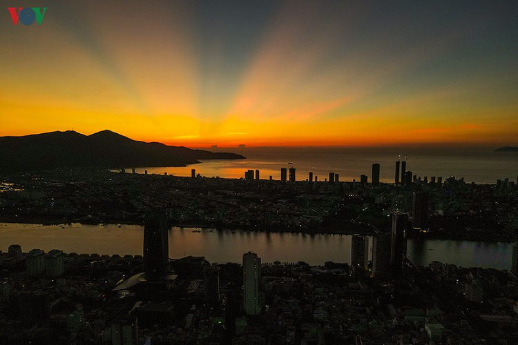 Trong không gian tĩnh lặng, trong vắt của ngày mới bên sông Hàn như thắp lên niềm hy vọng bằng ý chí kiên cường của người dân thành phố. Rằng, Đà Nẵng sẽ chiến thắng COVID-19.