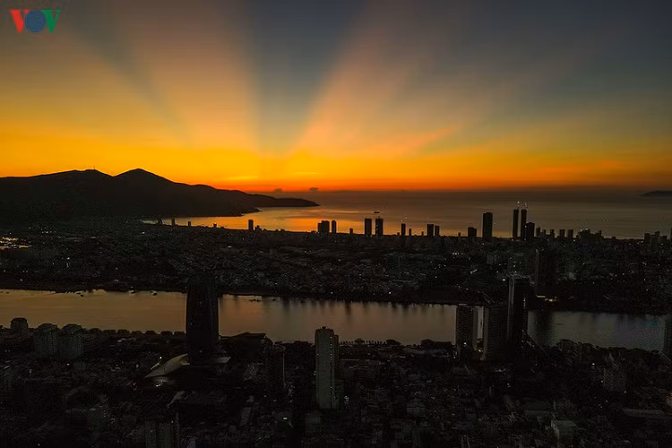 Trong không gian tĩnh lặng, trong vắt của ngày mới bên sông Hàn như thắp lên niềm hy vọng bằng ý chí kiên cường của người dân thành phố. Rằng, Đà Nẵng sẽ chiến thắng COVID-19.