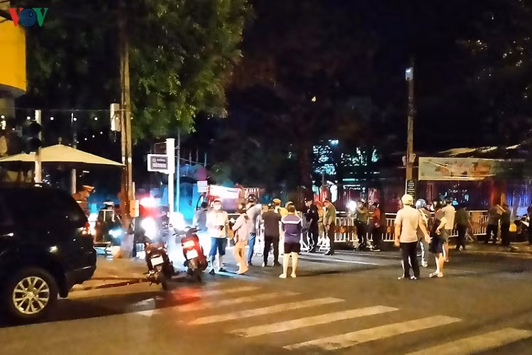 Các chiến sĩ công an, bộ đội cùng dân phòng túc trực tại chốt chặn Quang Trung- Nguyễn Thị Minh Khai. 