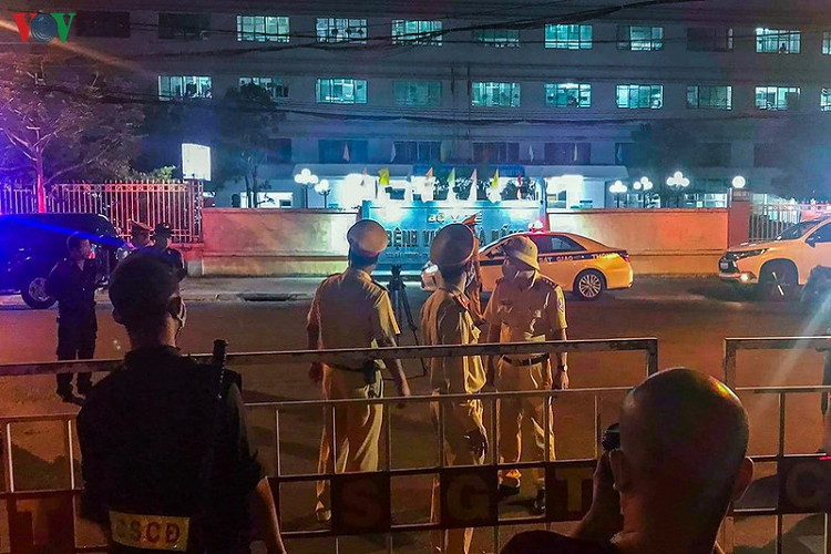 Bệnh viện C Đà Nẵng- 1 trong 3 địa điểm cách ly xã hội. Vào thời điểm đáng nhớ, bên trong bừng sáng ánh đèn.