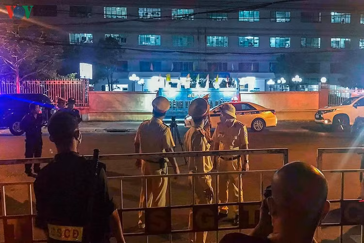 Bệnh viện C Đà Nẵng- 1 trong 3 địa điểm cách ly xã hội. Vào thời điểm đáng nhớ, bên trong bừng sáng ánh đèn.