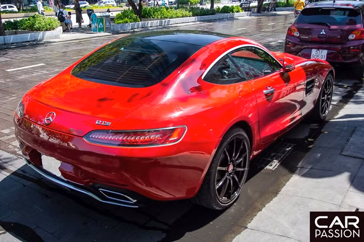 Xe có thể đạt tốc độ tối đa lên tới 310km/h. Khi ra mắt tại thị trường Việt Nam vào năm 2015, giá xe Mercedes-AMG GT-S bán ra chính hãng lên tới 9,145 tỷ đồng, nó là đối thủ đáng gờm của Porsche 911, Audi R8 hay Aston Martin V8 Vantage.