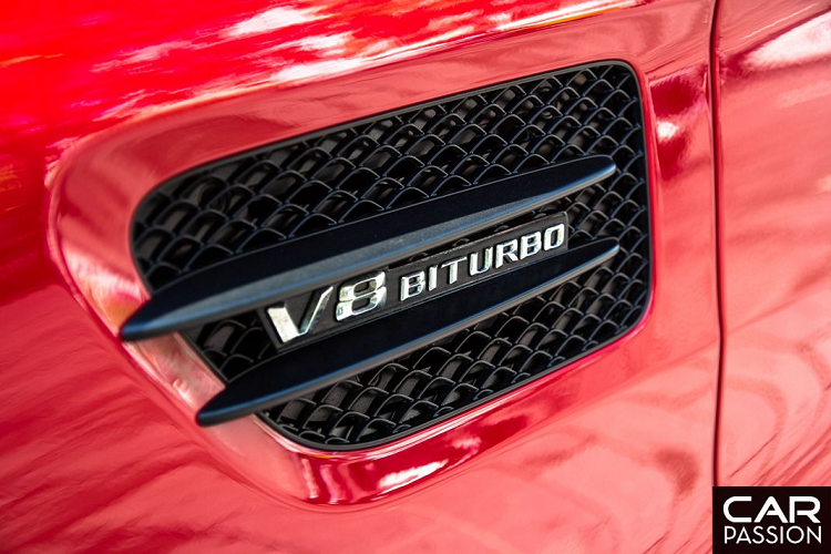 Tại Việt Nam, số lượng những chiếc AMG GT-S không hề nhỏ và đã từng được đưa về với nhiều biến thể khác nhau. Trong số đó, chỉ có duy nhất một chiếc được mang trên mình màu sơn đỏ.