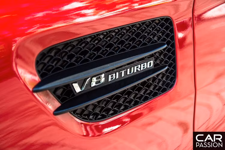 Tại Việt Nam, số lượng những chiếc AMG GT-S không hề nhỏ và đã từng được đưa về với nhiều biến thể khác nhau. Trong số đó, chỉ có duy nhất một chiếc được mang trên mình màu sơn đỏ.