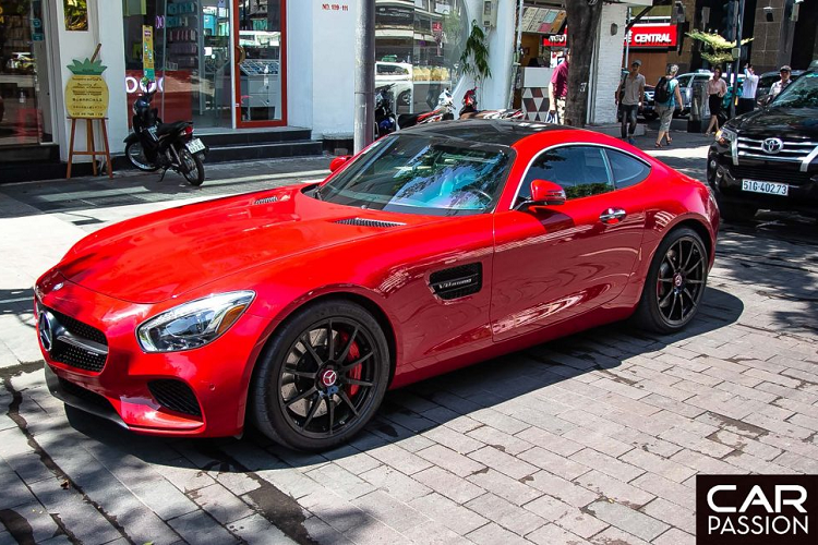 Chiếc xe được giới thiệu lần đầu vào tháng 9/2014 và được chính thức ra mắt công chúng sau đó 1 tháng tại Paris Motor Show. Sau SLS AMG, đây là chiếc xe thể thao thứ hai được phát triển hoàn toàn bởi Mercedes-AMG mà không cần bất kì sự can thiệp, giúp đỡ từ bên ngoài như với McLaren trước đây. Trình điều khiển cũng đã được hỗ trợ và phát triển bởi tay đua Công thức 1 nổi tiếng Lewis Hamilton.