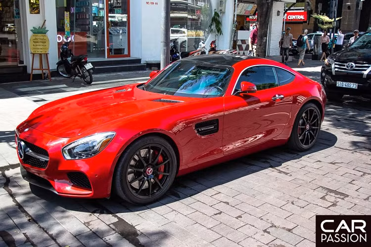 Chiếc xe được giới thiệu lần đầu vào tháng 9/2014 và được chính thức ra mắt công chúng sau đó 1 tháng tại Paris Motor Show. Sau SLS AMG, đây là chiếc xe thể thao thứ hai được phát triển hoàn toàn bởi Mercedes-AMG mà không cần bất kì sự can thiệp, giúp đỡ từ bên ngoài như với McLaren trước đây. Trình điều khiển cũng đã được hỗ trợ và phát triển bởi tay đua Công thức 1 nổi tiếng Lewis Hamilton.